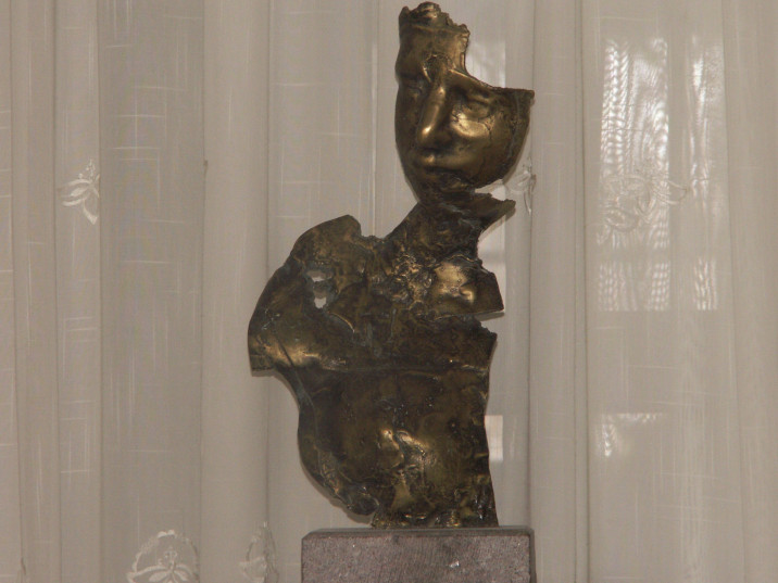 36. Eugeniusz Samsonowicz,  z cyklu Skorupy  wys-45 cm, podstawa granit, rzeźba odlew mosiądz 2002, 4000zł